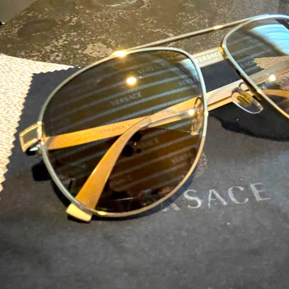 Authentic Versace Aviator Sunglasses (Unisex) - Picture 4 of 5